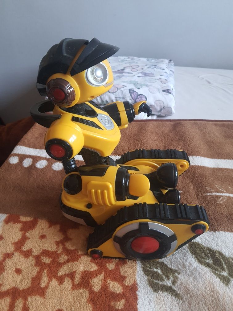 Duży Robot WowWee 8405 Roborover. Mówi po Niemiecku. Brakuje Pilota i