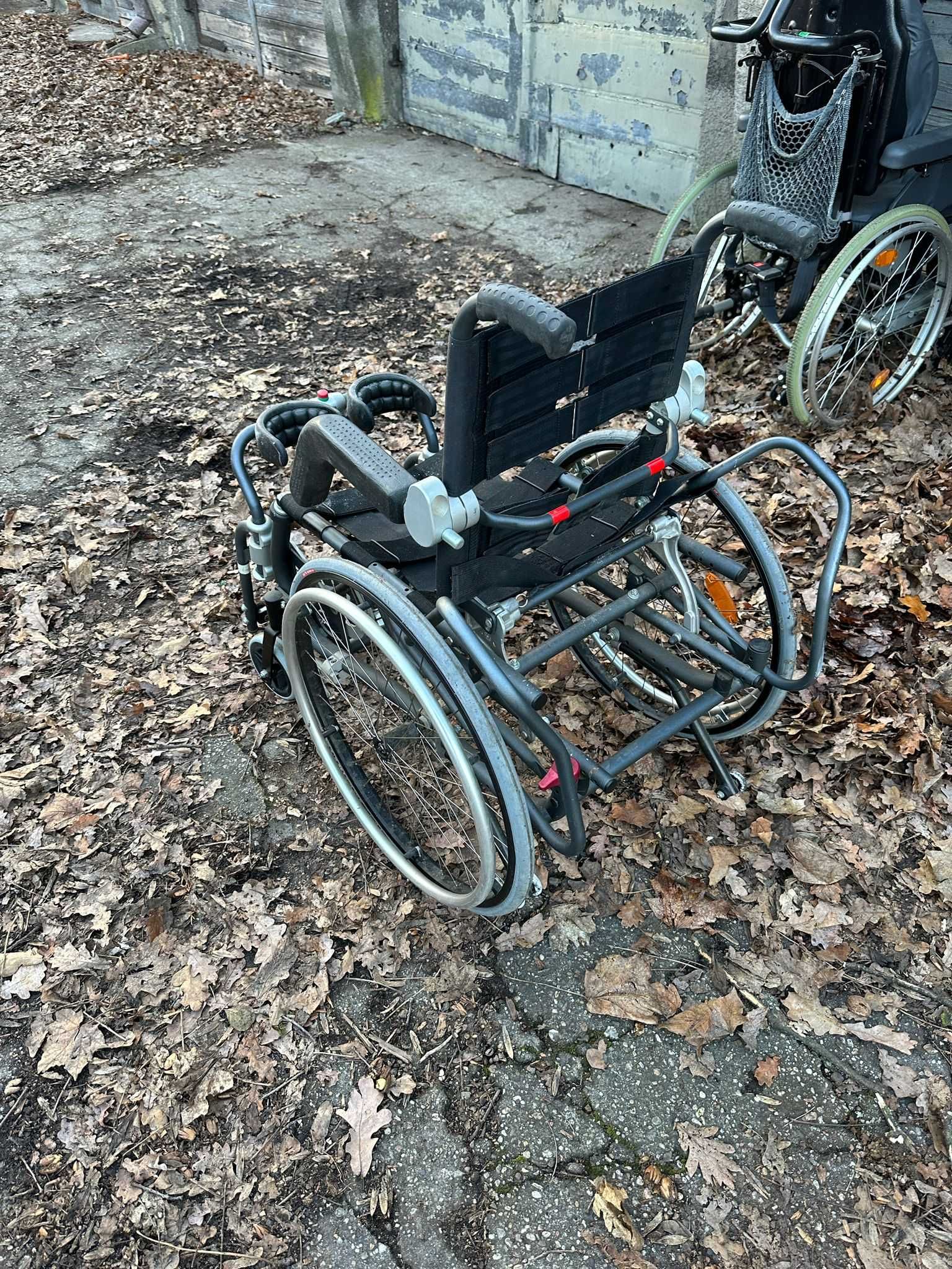 Wózek inwalidzki stawiający w pion