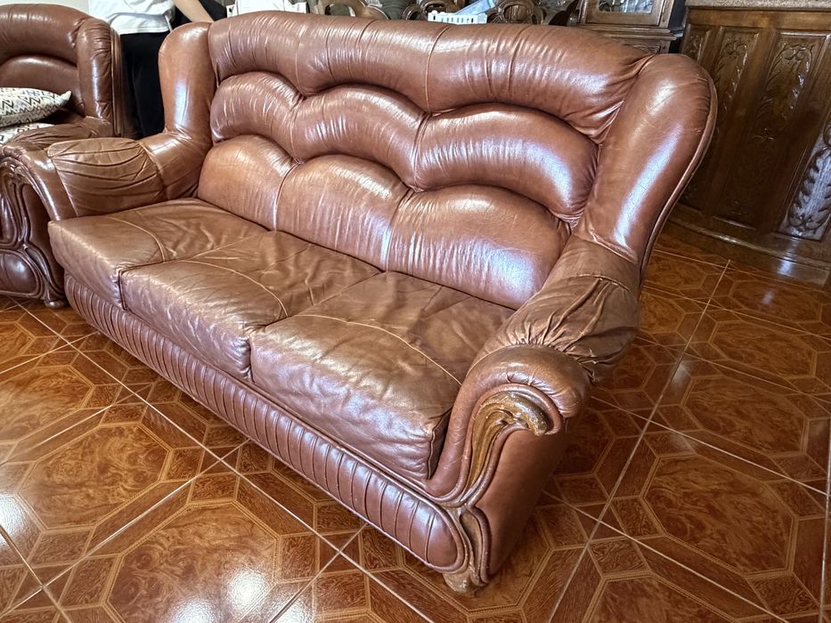 Sofá-Cama de 3 Lugares em Pele Castanha – Confortável e Prático