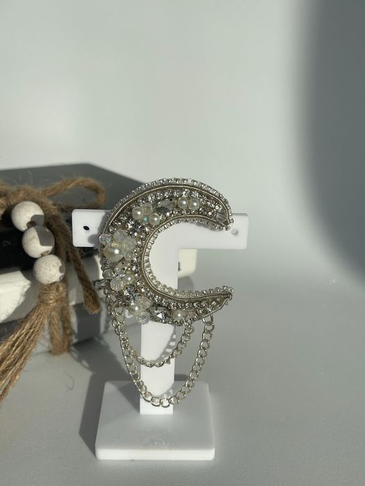 Брошка місяць з ланцюжками