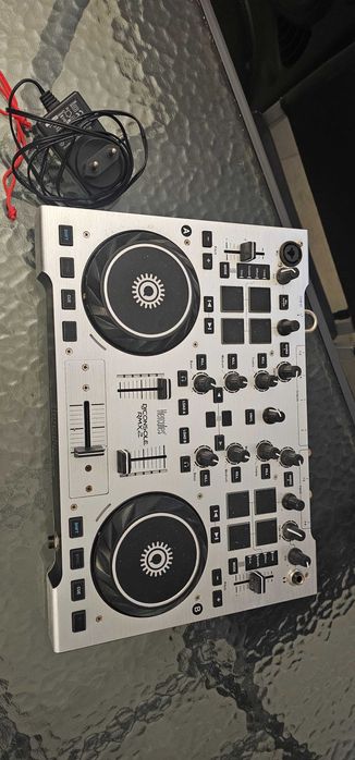 mesa de DJ Hercules RMX2