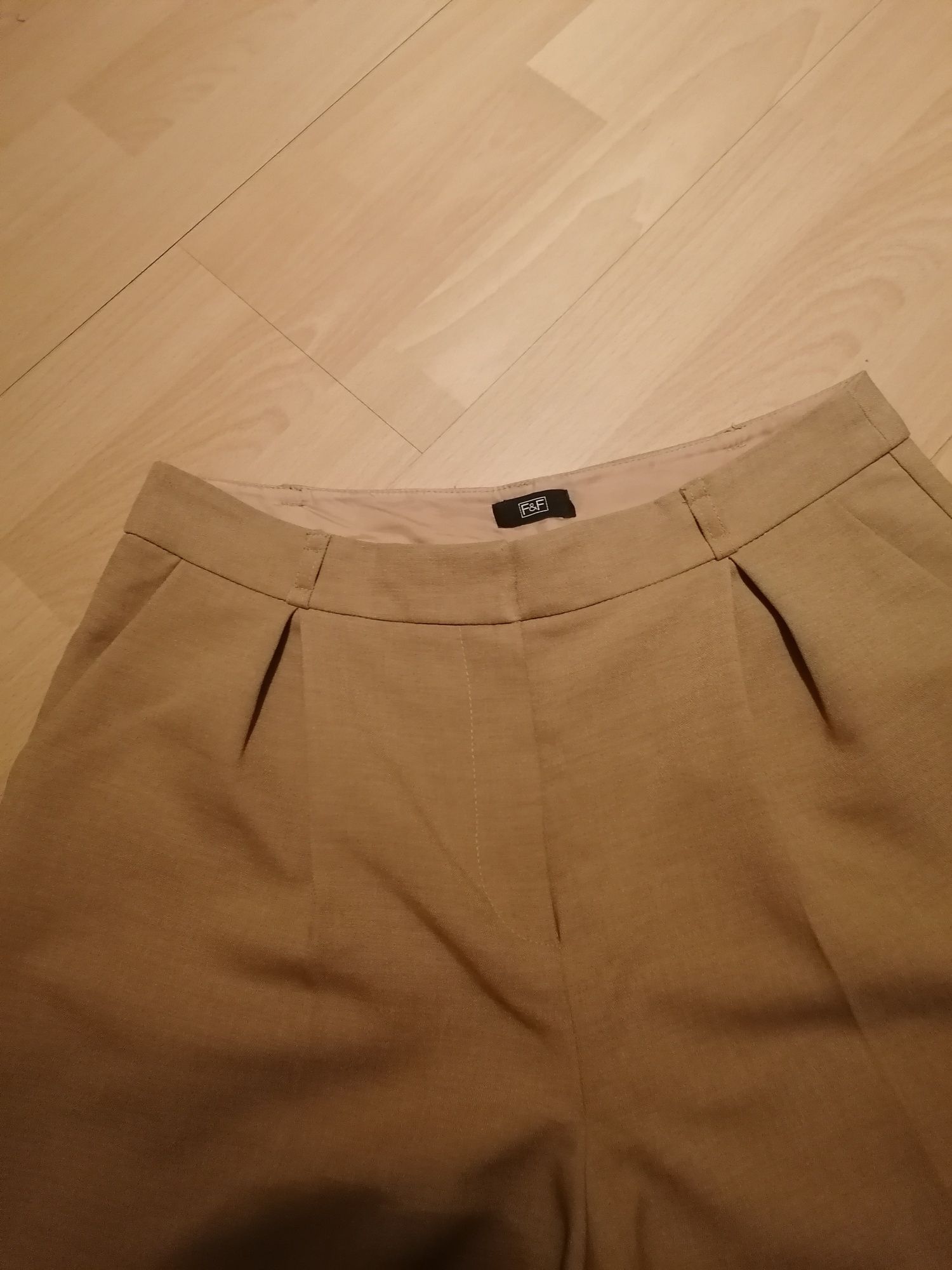 Karmelowe beżowe eleganckie spodnie na kant F&F 38