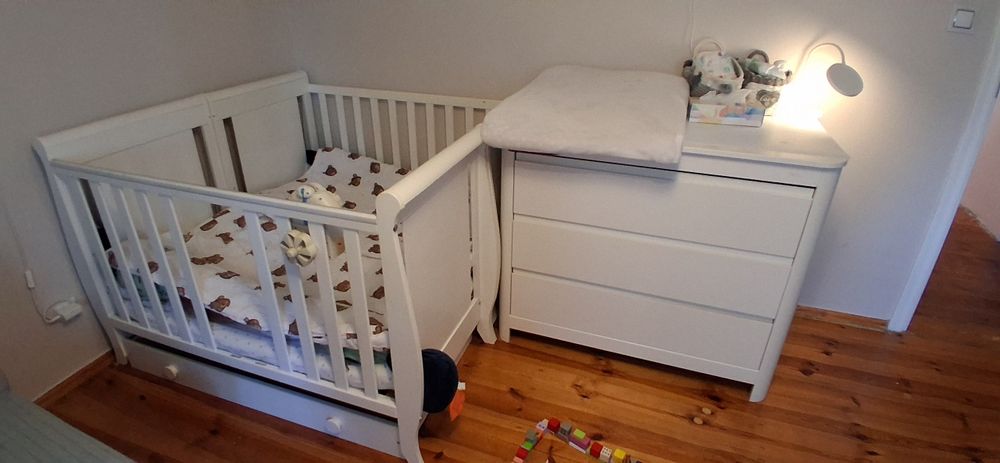 Dwa łóżeczka z komodą