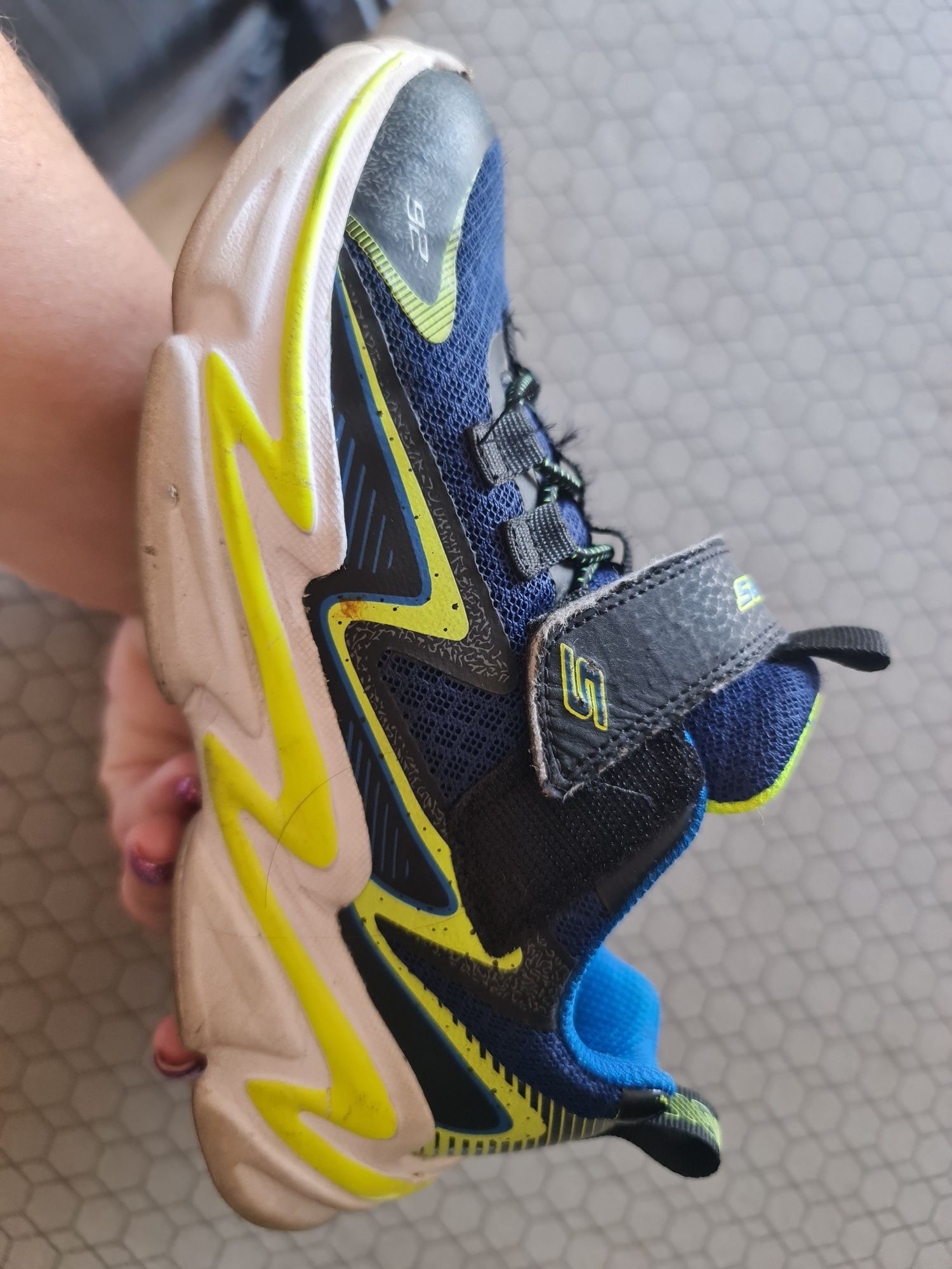 Tenis Skechers azuis com amarelo . Tamanho 33
