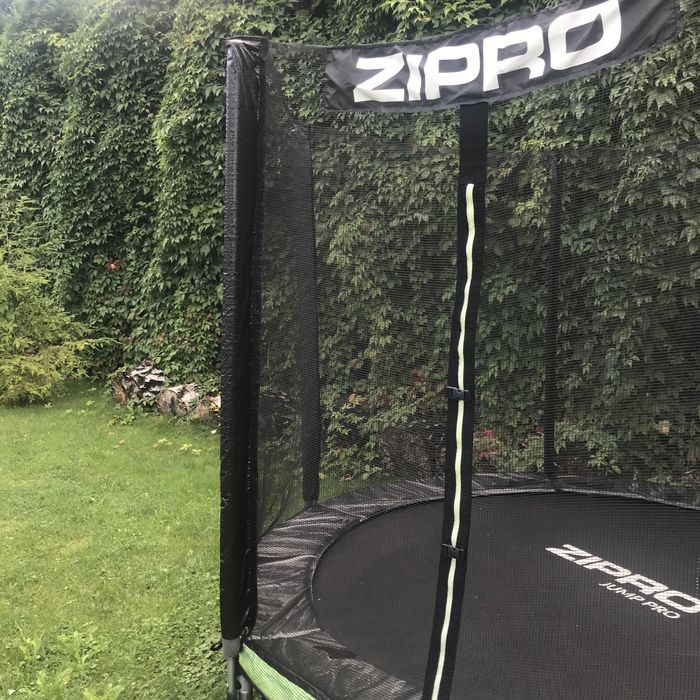 Trampolina ogrodowa ZIPRO Jump Pro z siatką zewnętrzną 8 ft 252cm