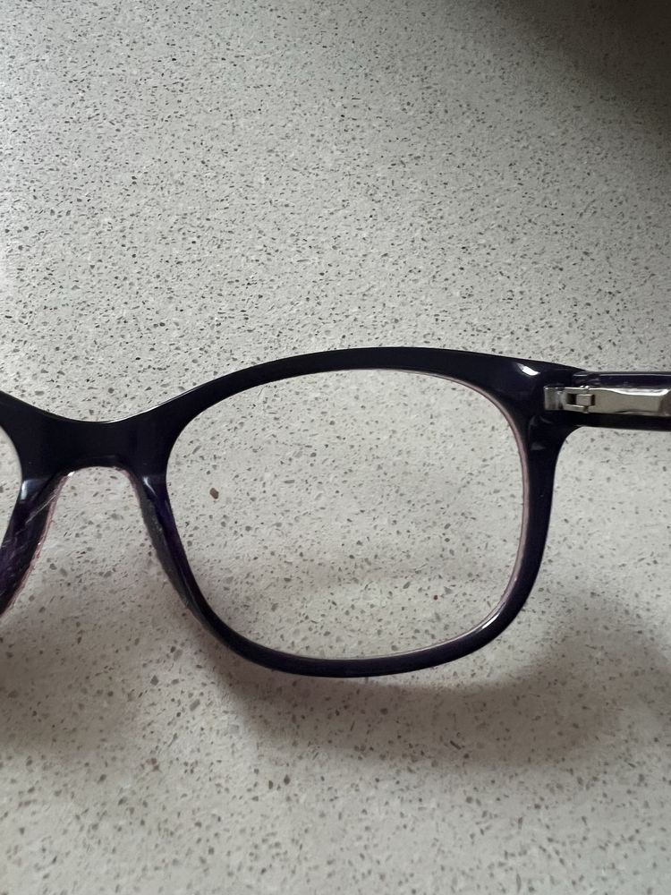 Oculos de ver, crisnça. Marca Guess.