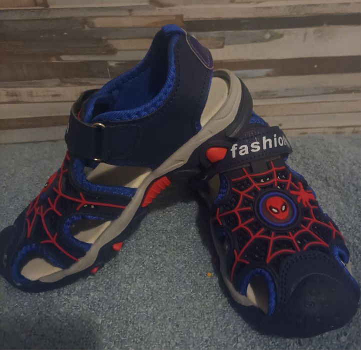 Vende se sandalias do Homem Aranha nr.32.