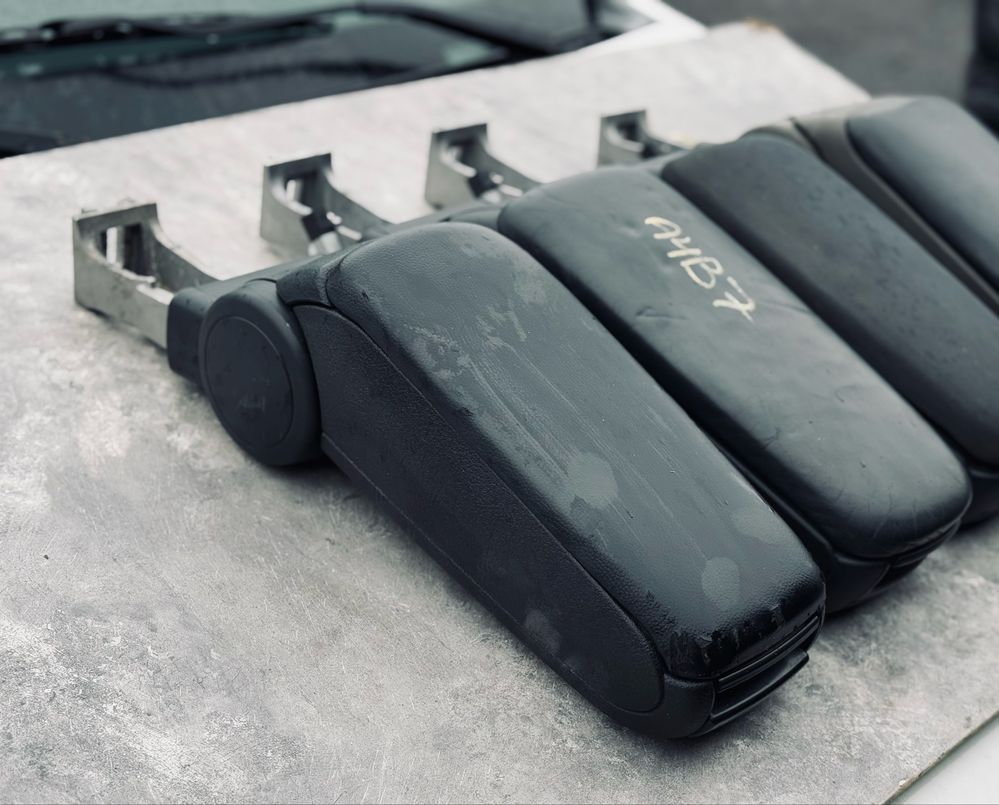 Підлокітник Ауді А4 Б6 7 подлокотник Audi A4 B6 7 чорний розборка