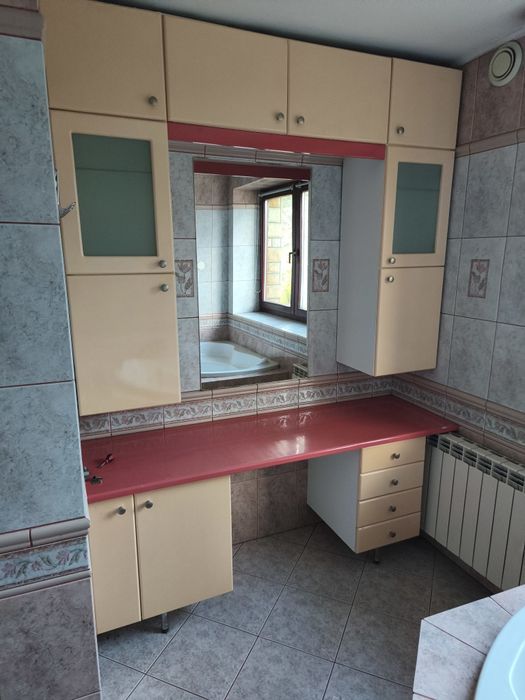 Lakierowana zabudowa łazienkowa z szafkami i blatem 170/245cm + lustro
