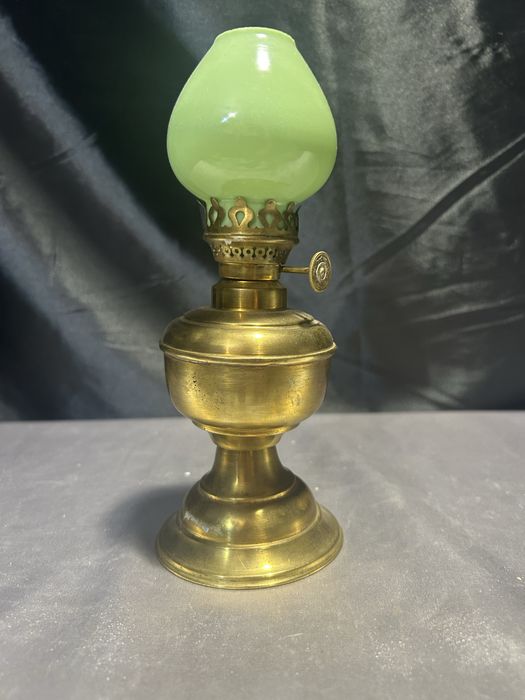 Lampa Naftowa z Mosiądzu i Zielonym Kloszem
