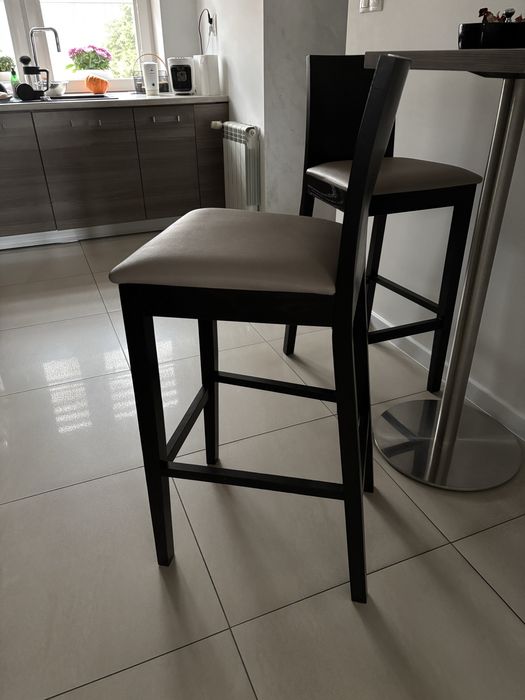 Mały stolik z hokerami