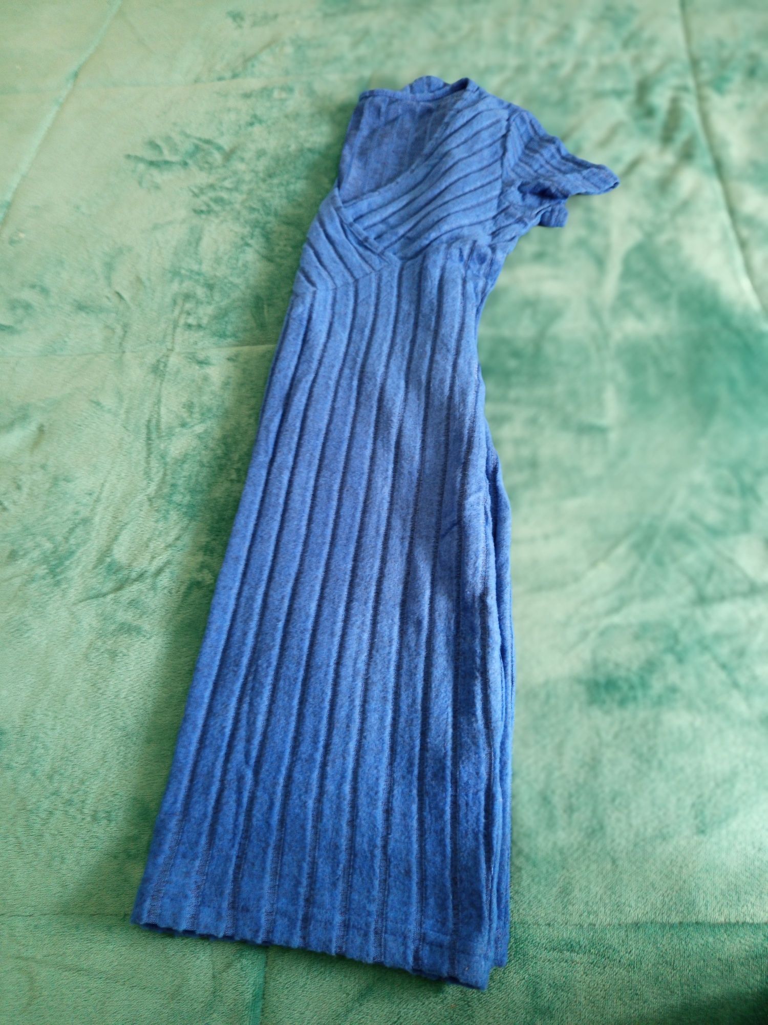 Vestido azul de malha.