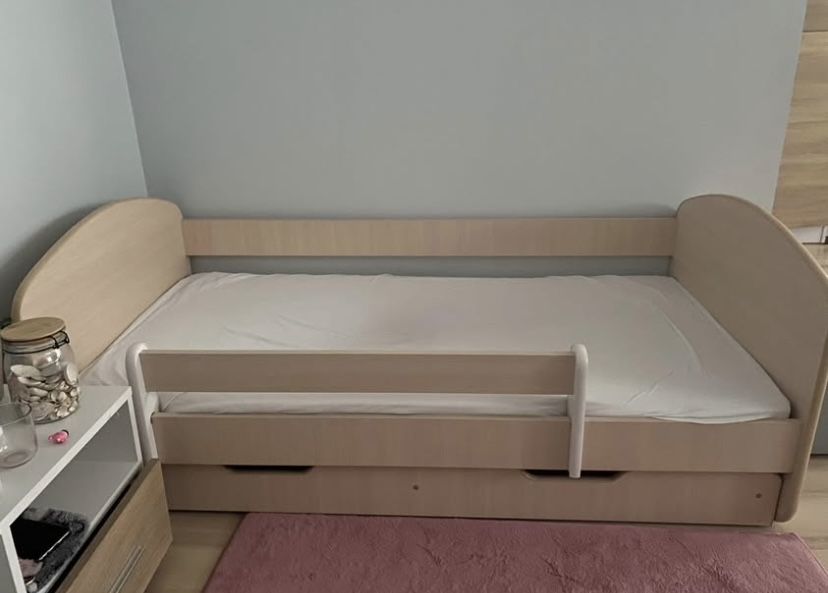 Łóżko dziecięce z barierką