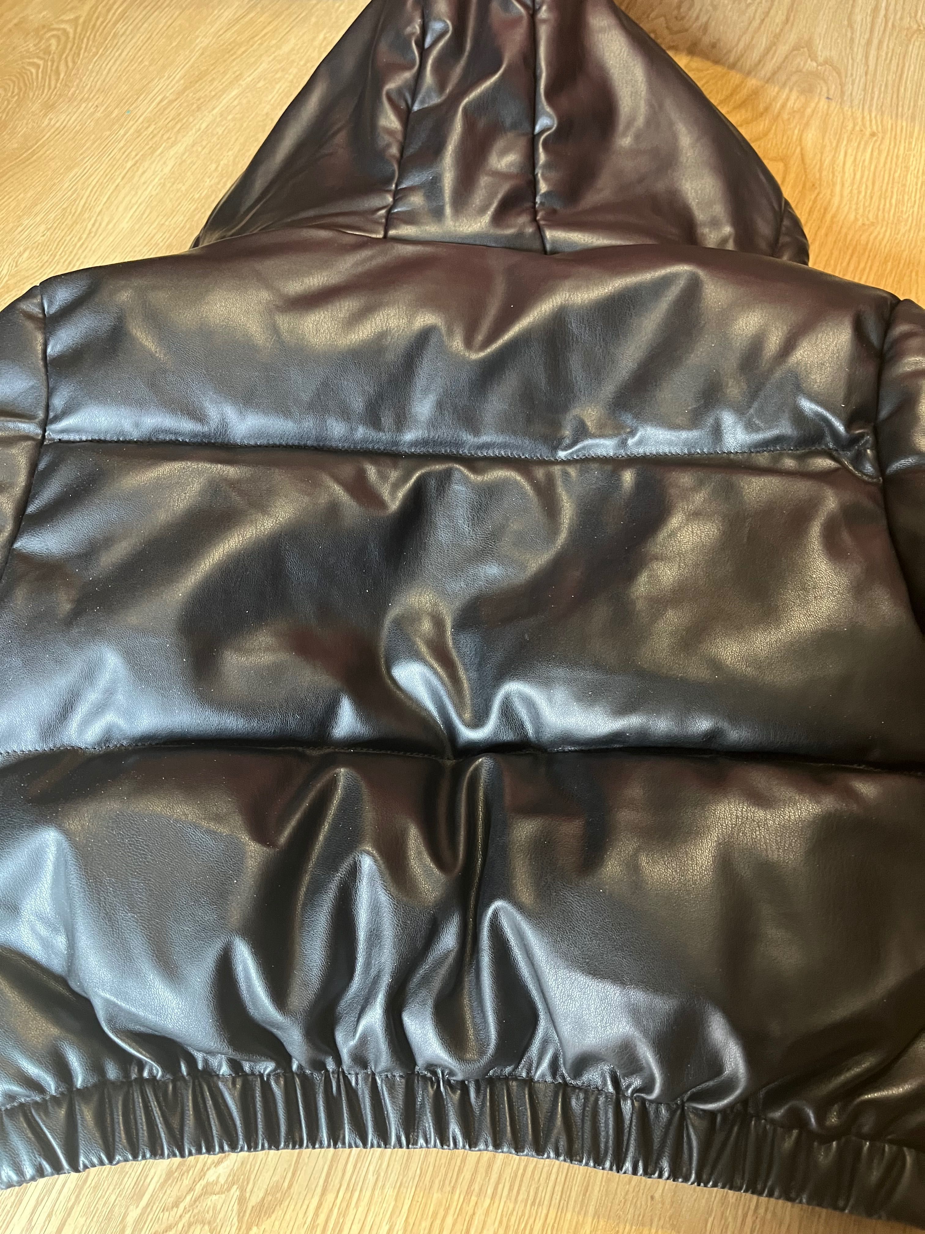 Чорна куртка-кроп з капюшоном для дівчаток зі шнучної шкіри