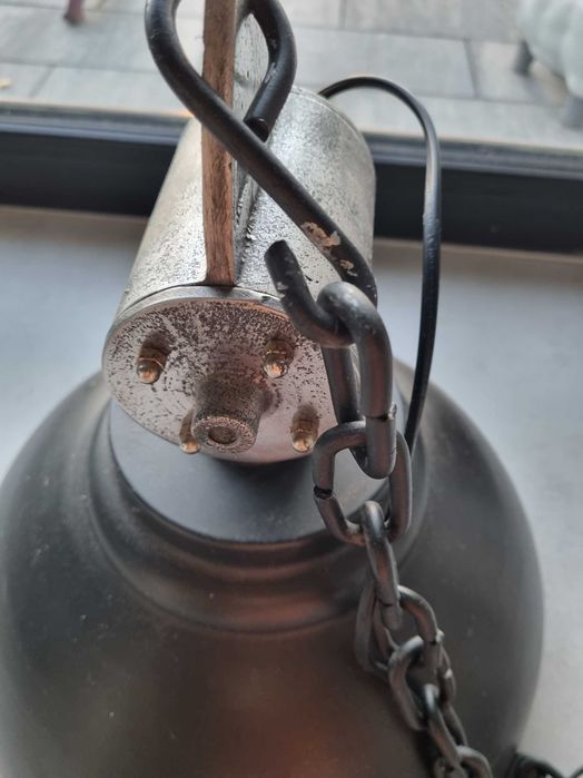 solidna lampa sufitowa industrialna