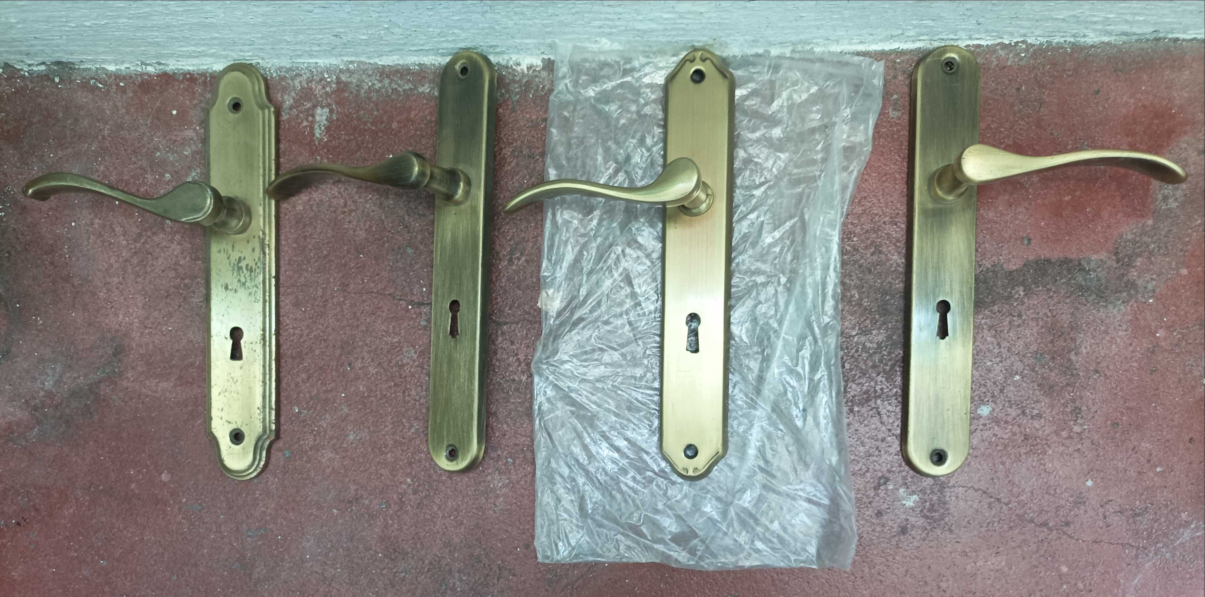 Conjunto de 80 Dobradiças e Puxadores de Porta