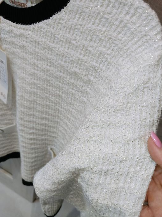 Elegancki sweterek ze zdobnymi guzikami i złotą nitką