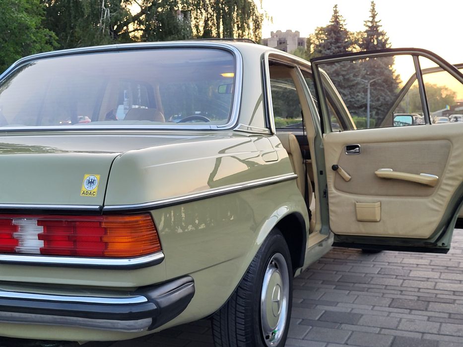 Mercedes. 123  Muzeum Old Cars Cypress Green