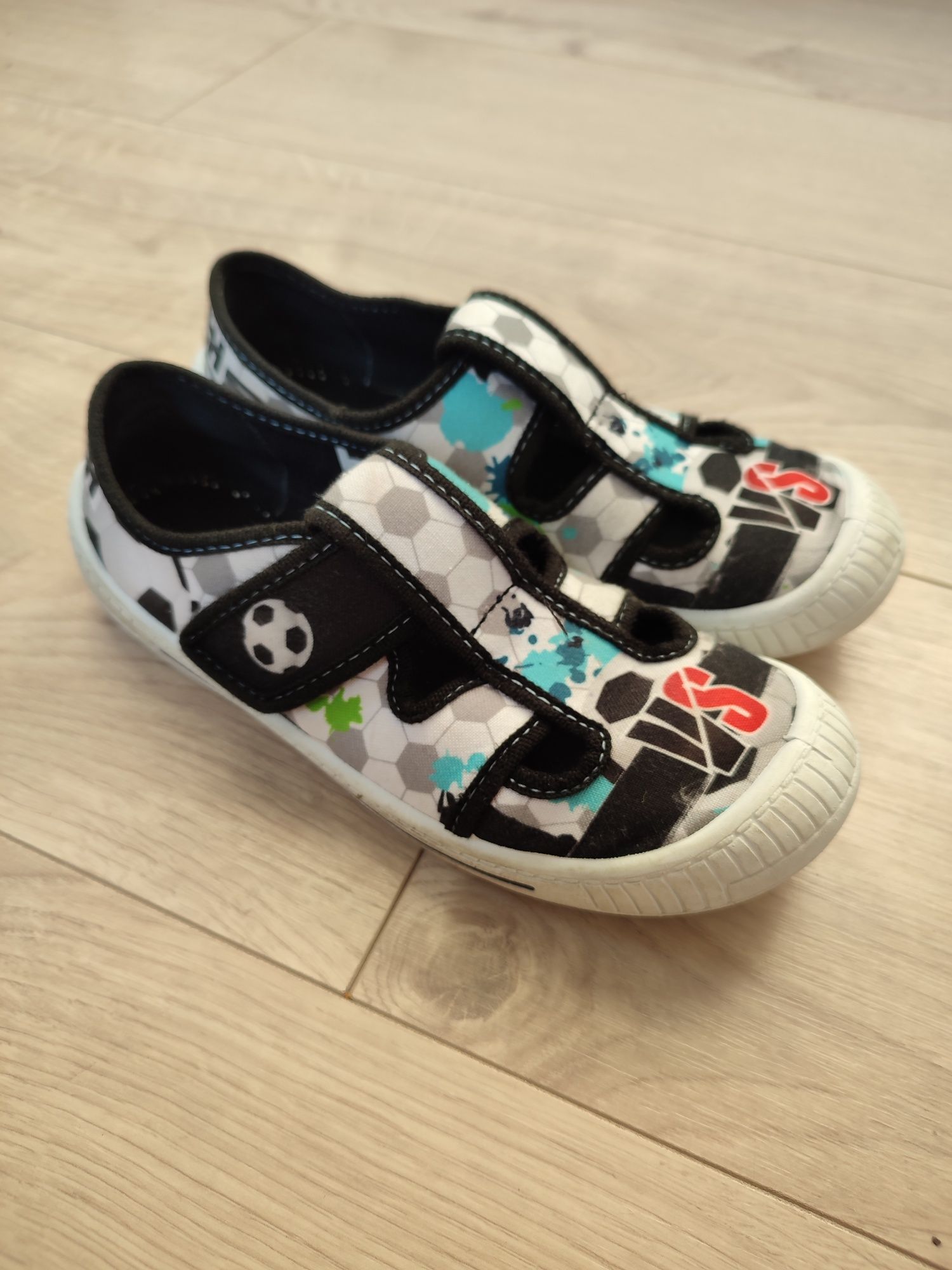 Buty na zmianę do szkoły na białej podeszwie na rzepy 35