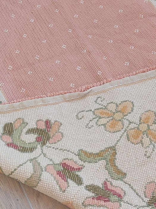 Vendo Arraiolos  carpete lindissima cor de salmao com barra flores