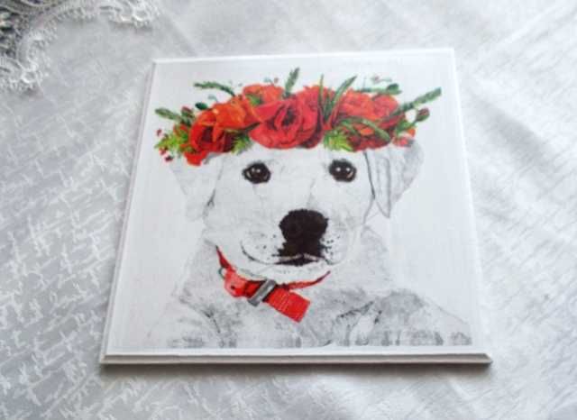 obrazek pies z wiankiem kwiatów na głowie ozdoba zawieszka