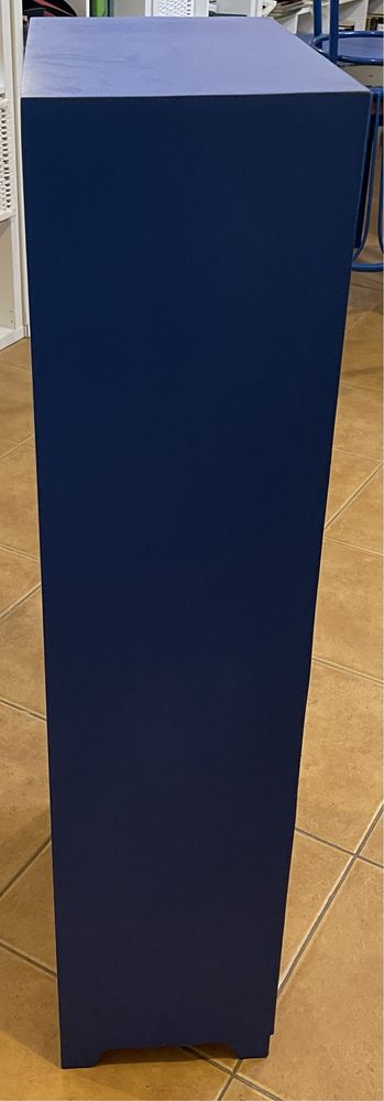 Estante azul em pinho para arrumação