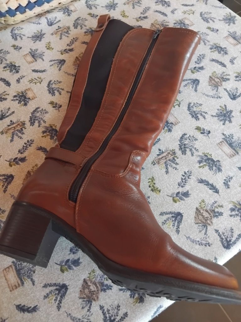 Botas em pele 36