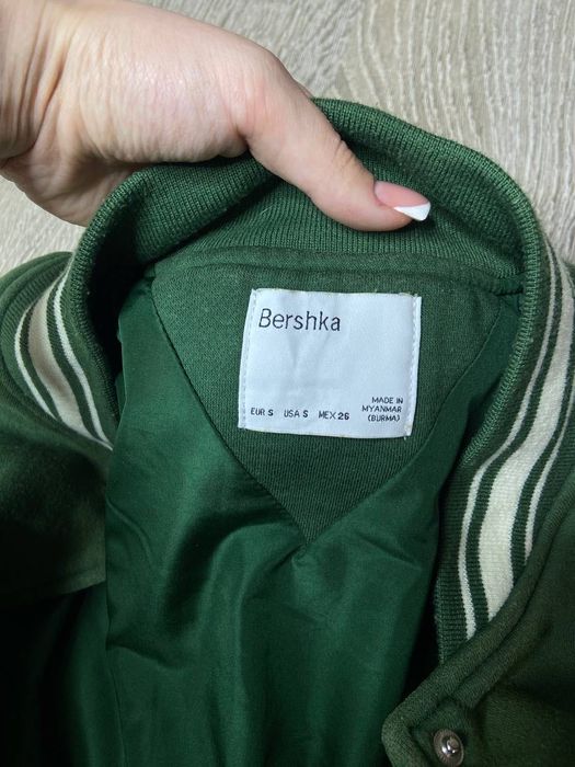Стильный бомбер BERSHKA