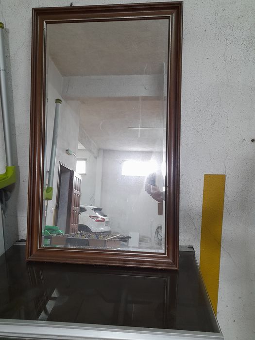 Espelho com moldura em madeira