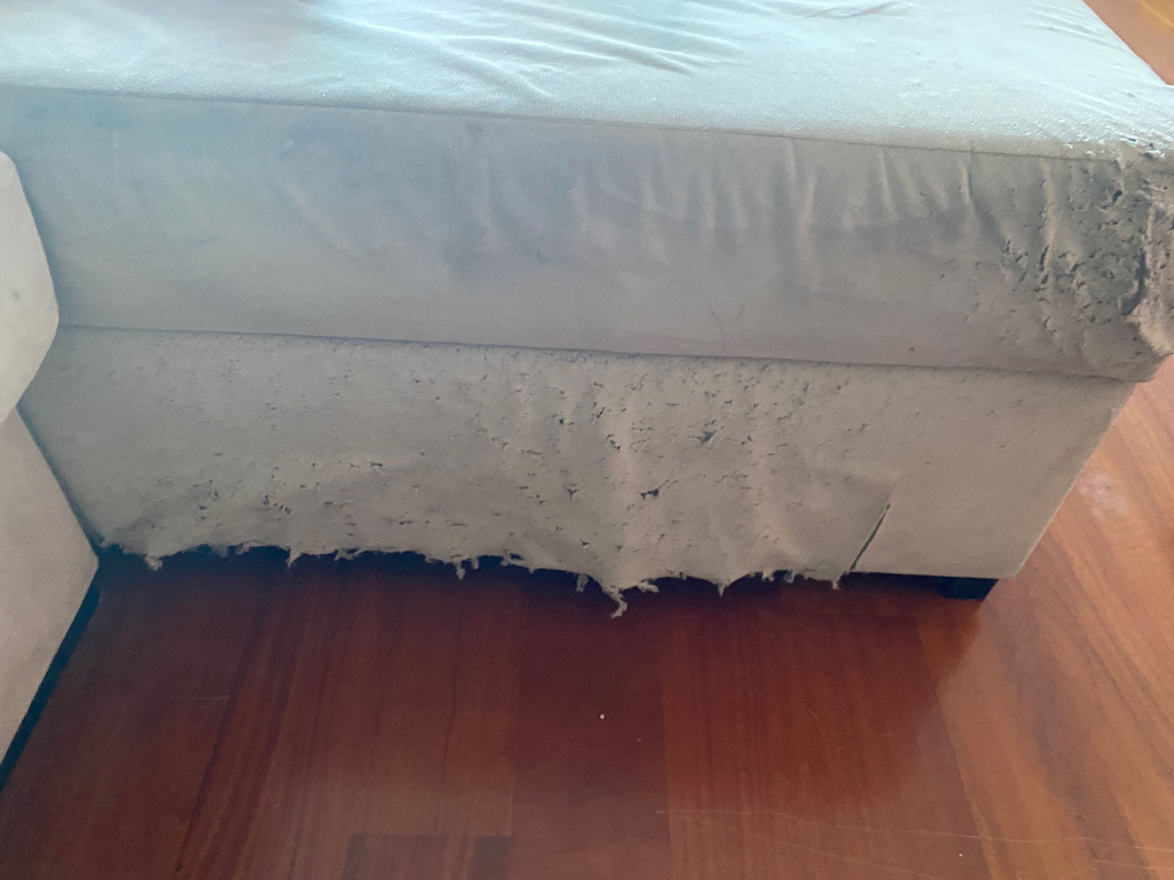 Dá-se Sofá chaise long 3 lugares em estado satisfatório