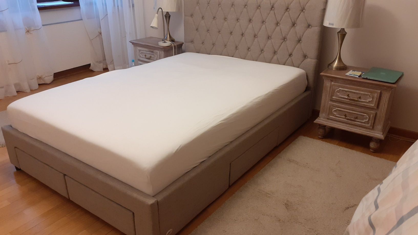 Piękne stylowe łóżko