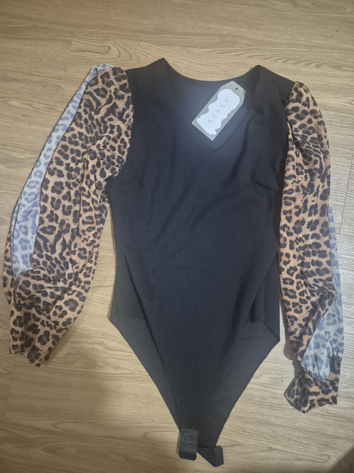 Body preto com mangas leopardo