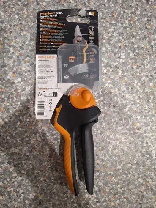 Dwa sekatory fiskars  rozmiar M P921 Sekator nożycowy X-series
