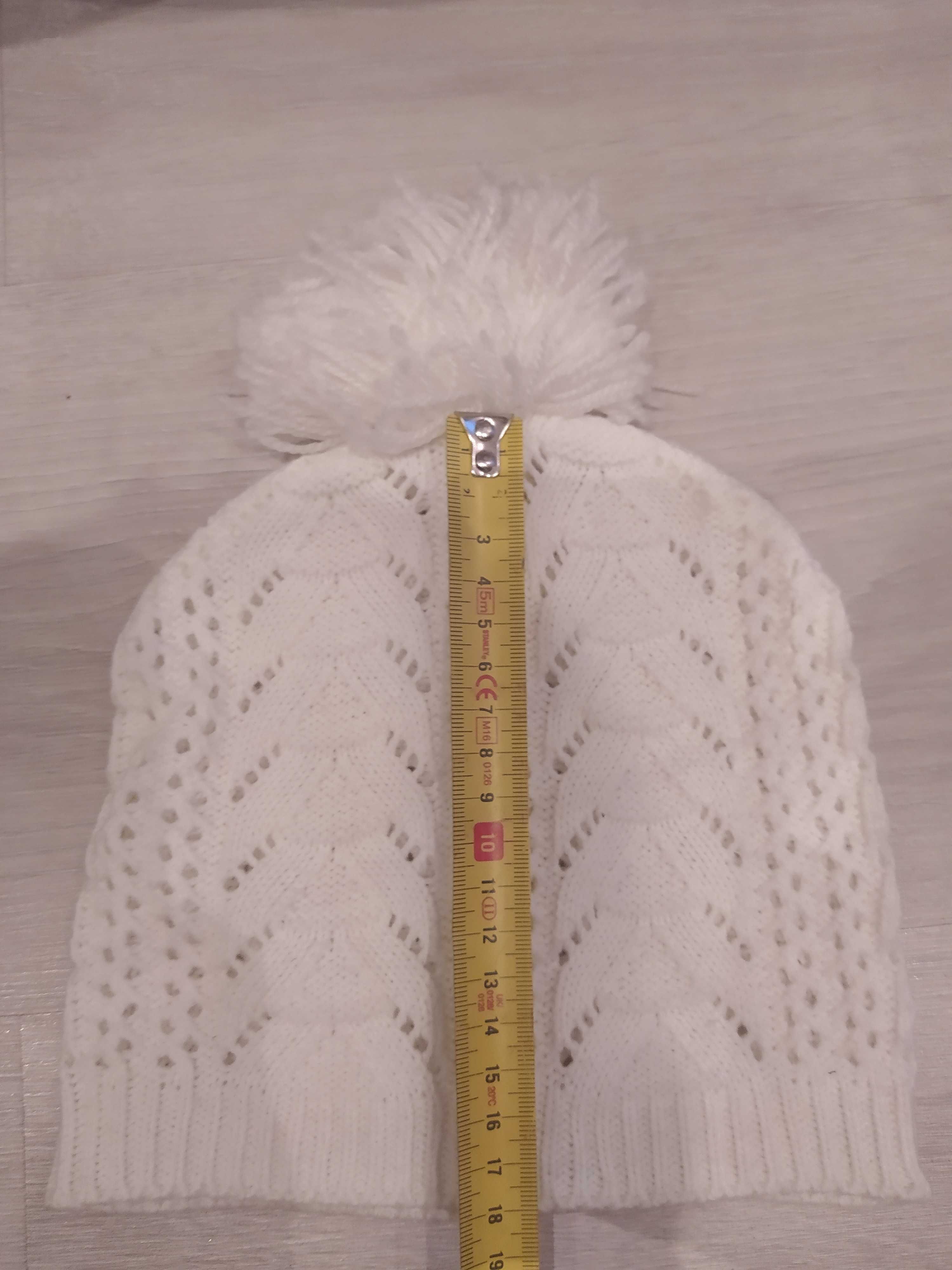 Delikatna, biala czapeczka