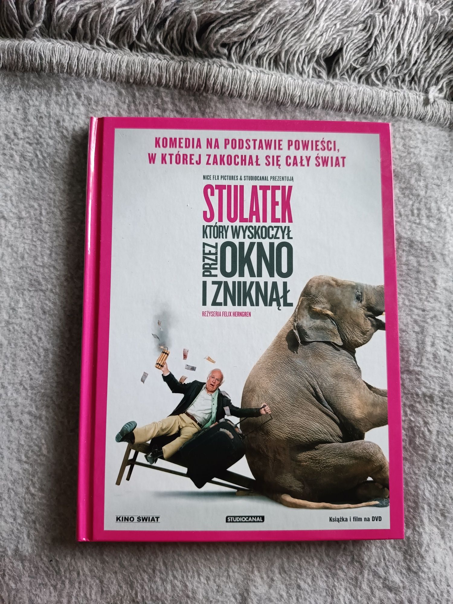 Płyta dvd z filmem Stulatek, który wyskoczył przez okno i zniknął