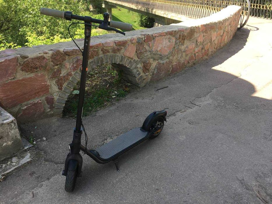 Продам електросамокат Ninebot KickScooter F25E