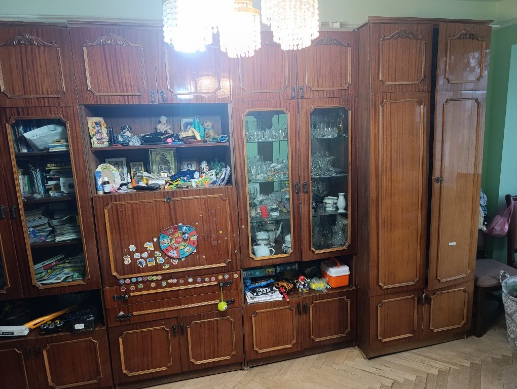 Стінка коричневого кольору.