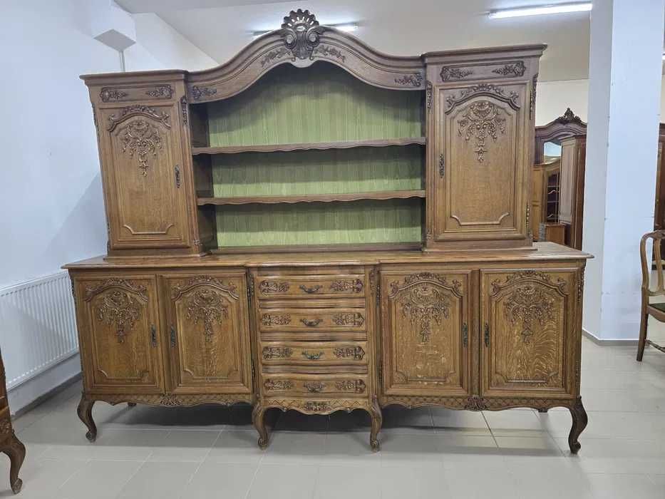 Komplet mebli w stylu ludwikowskim – kredens, barek i stół z krzesłami