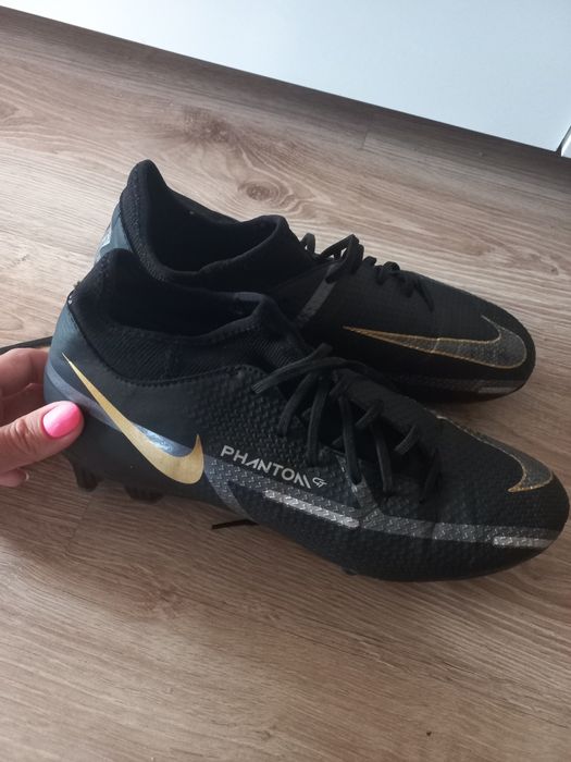 Sprzedam buty piłkarskie korki ze skarpetą Nike.