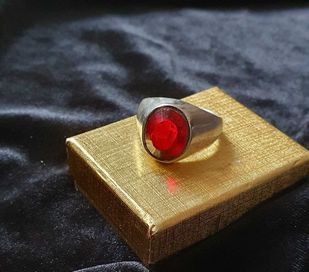 Duży posrebrzany pierścionek z granatem PRL?