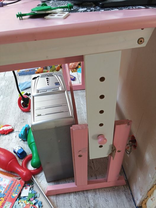 Biurko z rególacja dla dziewczynki