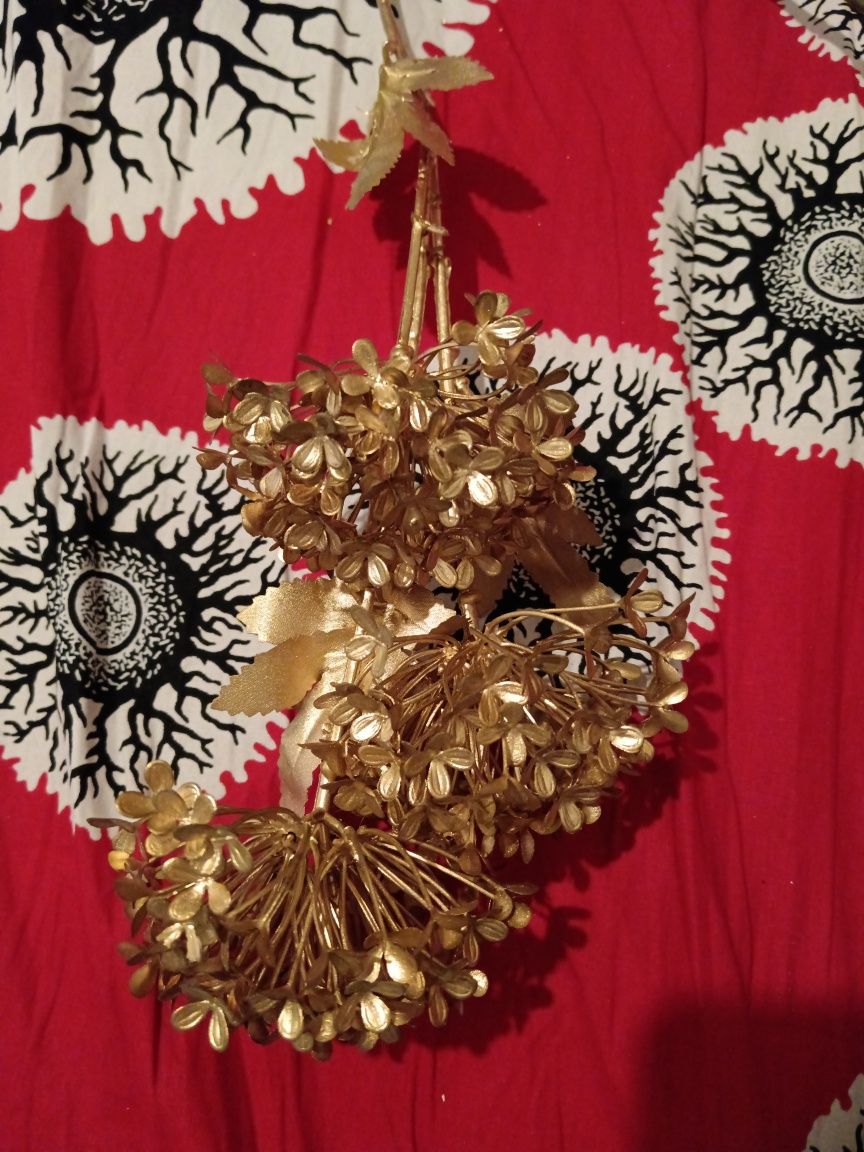 Flor de plástico dourada