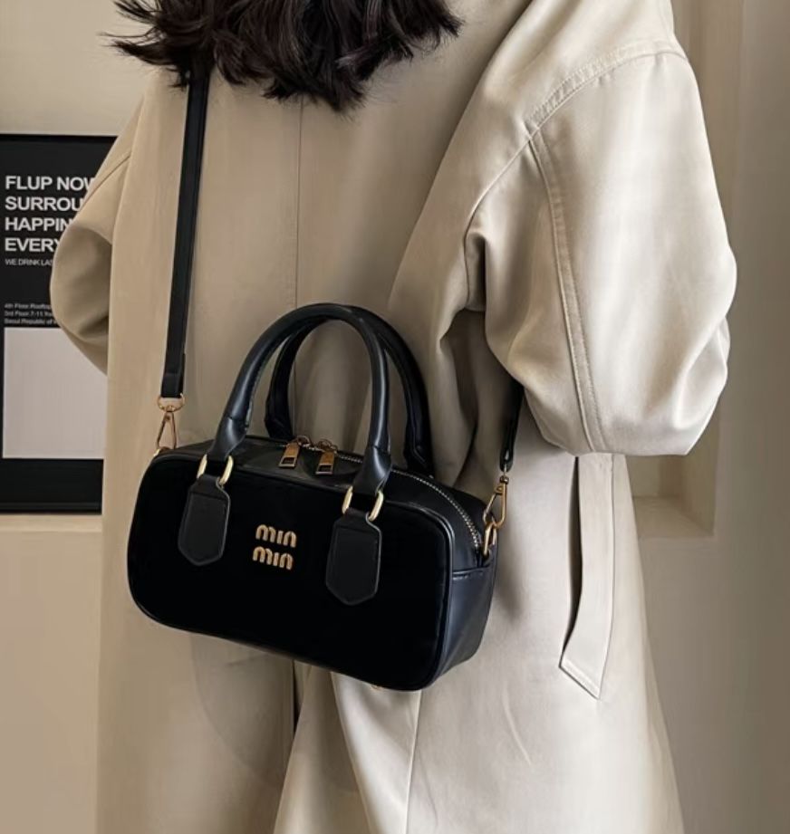 Чорна сумочка в стилі MIU MIU