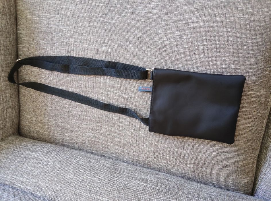 Pequena bolsa a tiracolo preta Prada