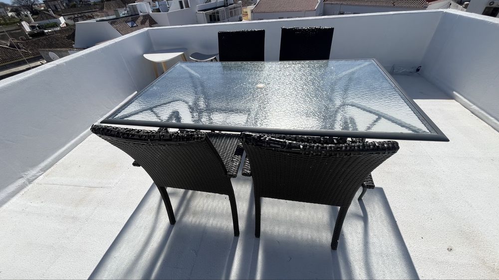 Mesa de jardim em muito bom estado - oferta de 5 cadeiras