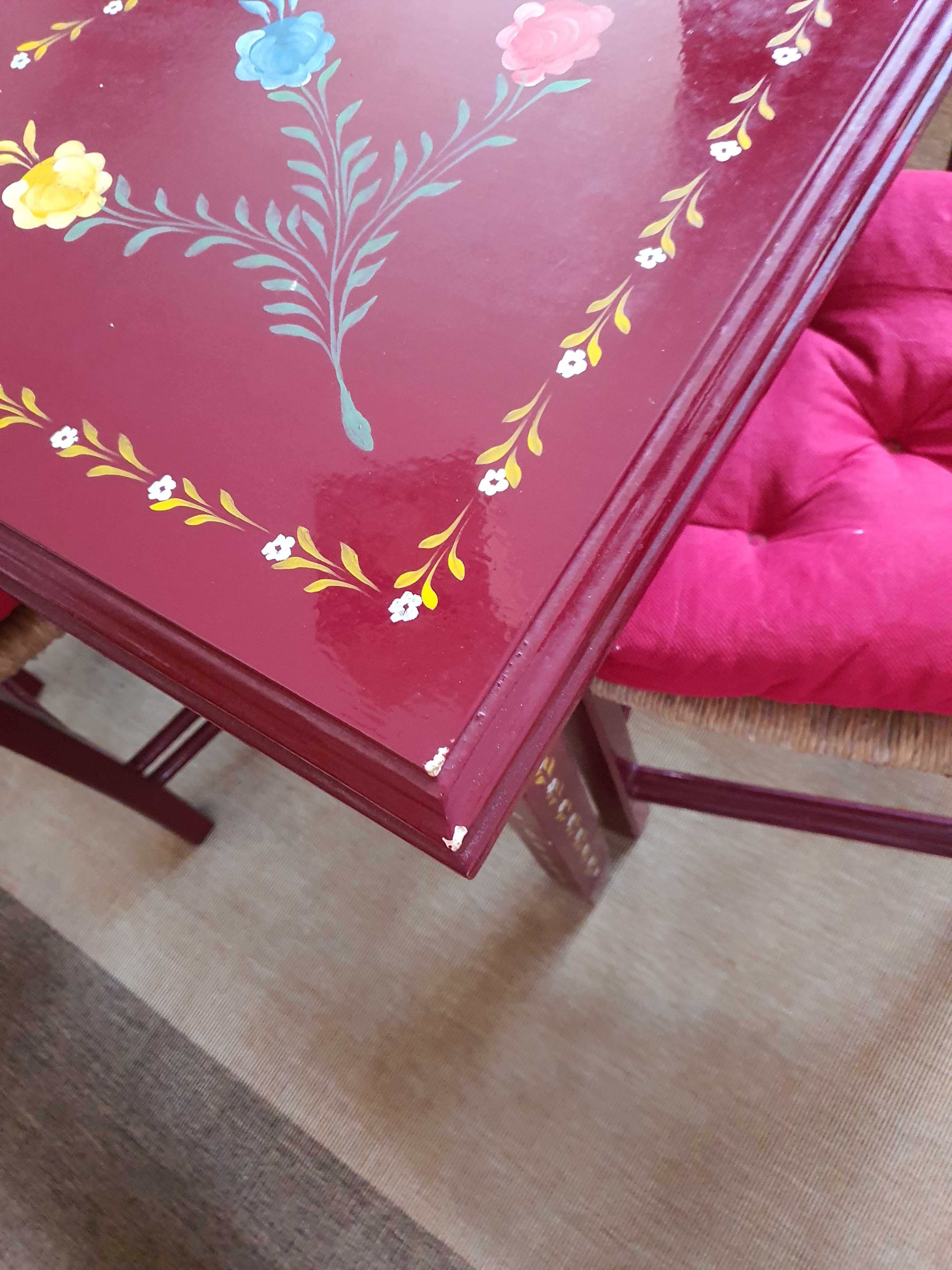 Mesa de jantar extensível e pintada à mão, com 6 cadeiras a condizer.