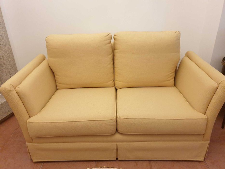 Um sofá de 2 lugares em tecido, como novo.