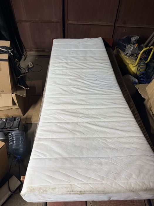 Продав диван за символічну ціну