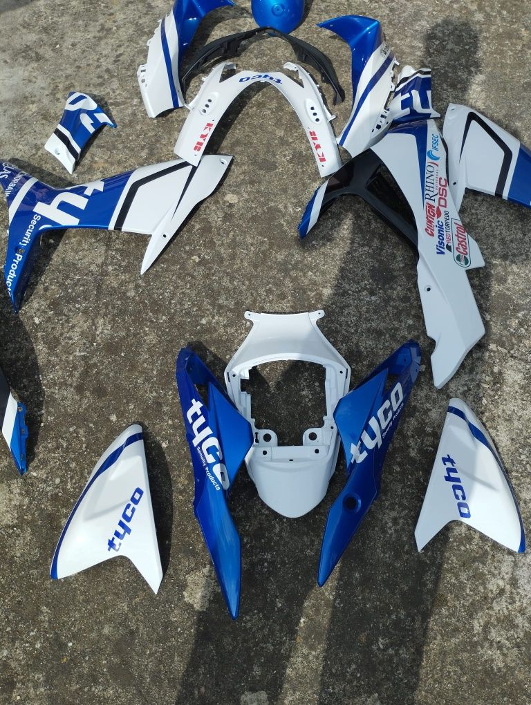 Kit carenagens GSXR -750 Novas na caixa, são em plástico ,