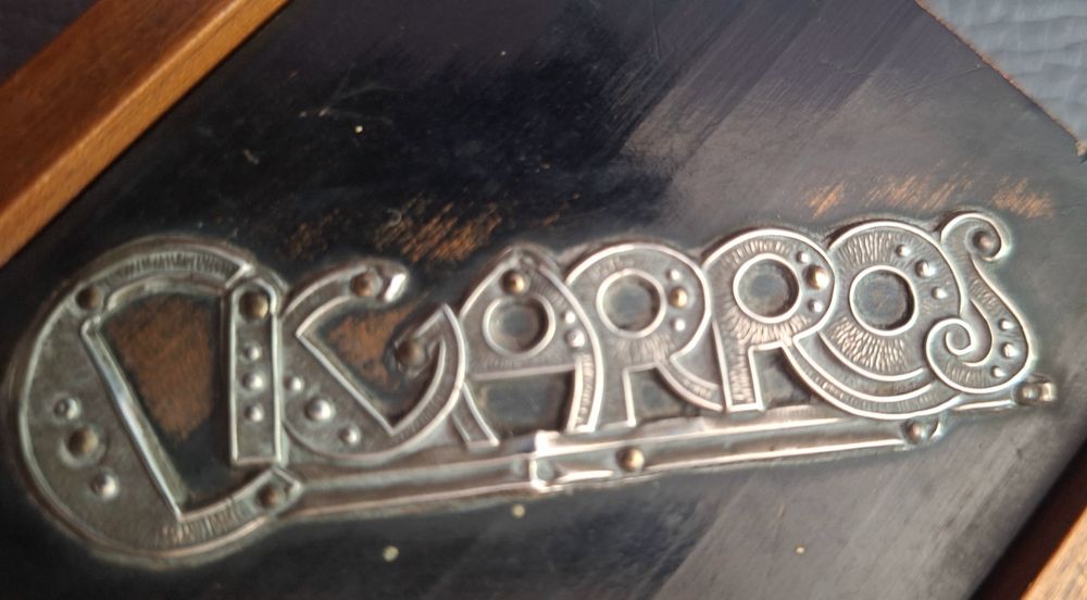 Caixa de cigarros madeira Art Deco com letras e desenhos em prata